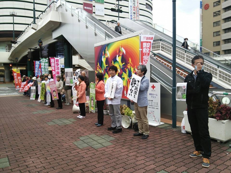 戦争法廃止を求め、徳島駅前で宣伝
