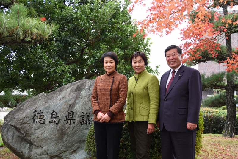 「徳島県議会100年」の石碑